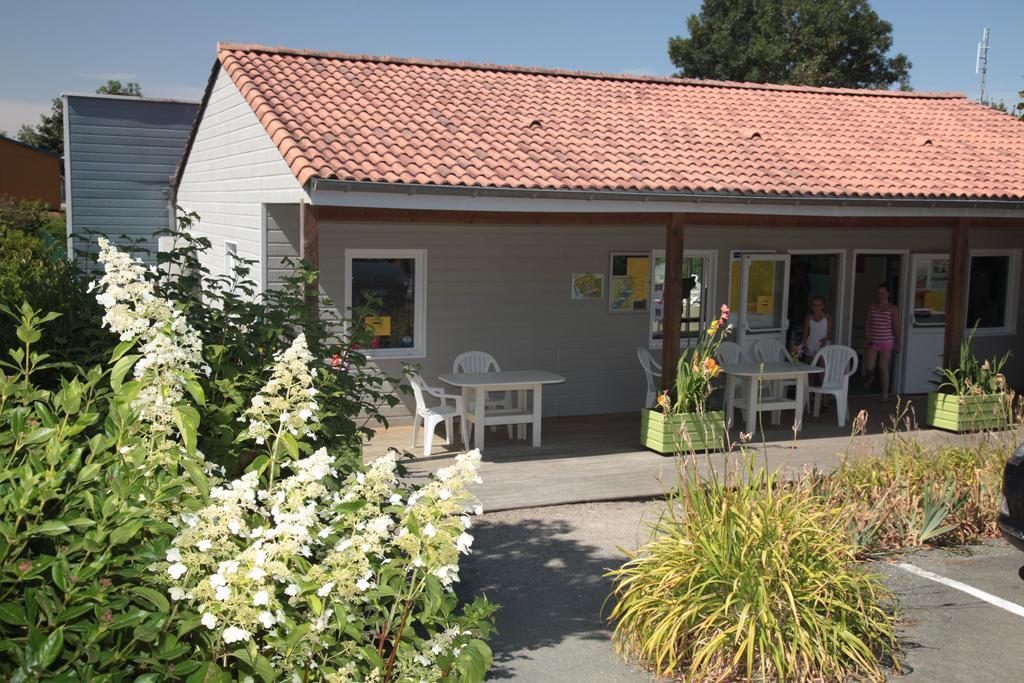 Hotel Camping Des Rulieres Saint-Valérien Exterior foto